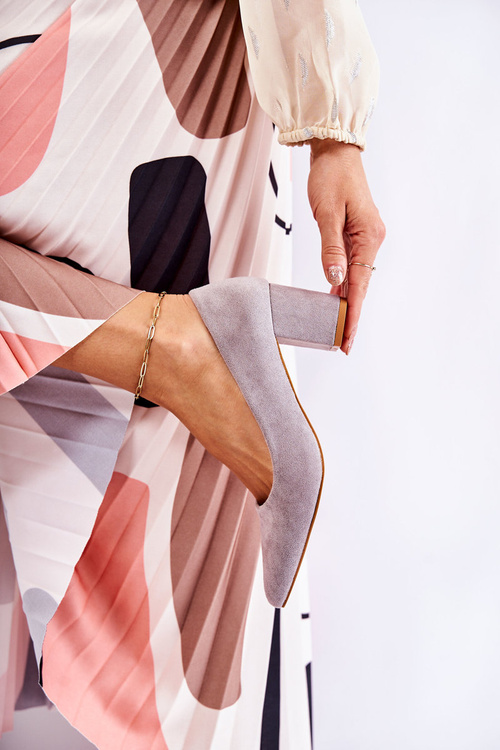 Klasické semišové čerpadlá na stĺpe šedej šľachty