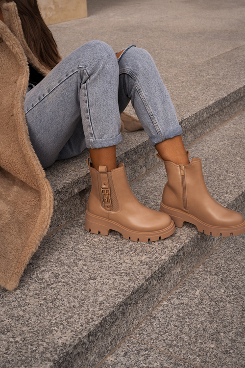 Zateplené dámské boty z eko kůže se zlatou ozdobou béžové Erivianes