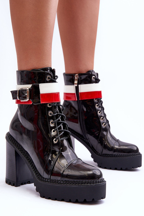 Masívne kožené topánky na čiernom príspevku Adrijana