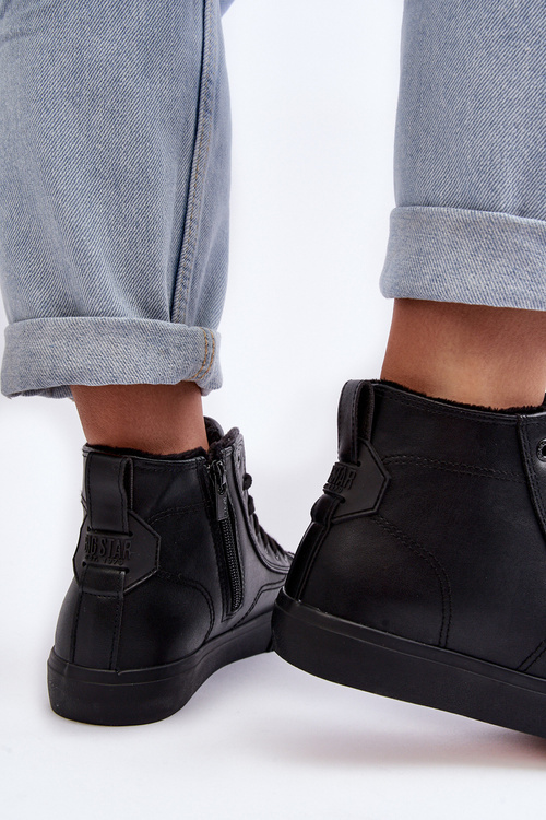 Dámske tenisky izolované čiernou veľkou hviezdou MM274020