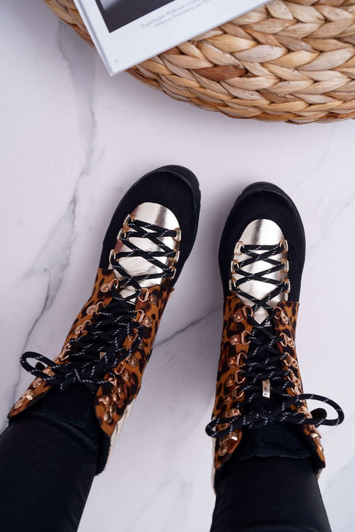 Dámske ploché podpätky v pohybe na leopardovej tlači