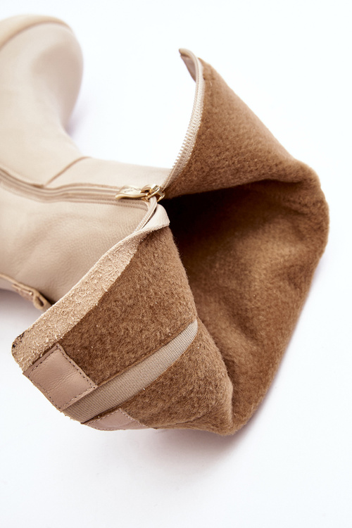 Dámske kožené topánky pred kolennou svetlou béžovou malajou