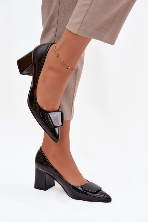 Lakované lodičky na podpatku s ozdobou Černé Isoline