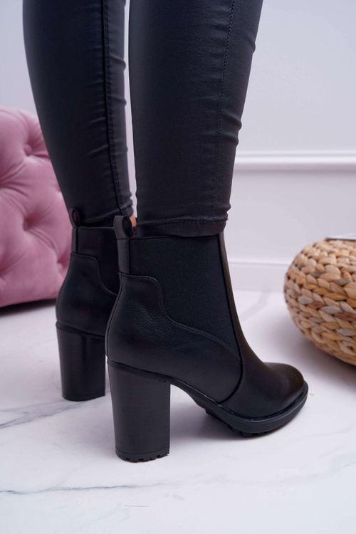 Dámske topánky na stĺpiku s čiernym milovaným hradom