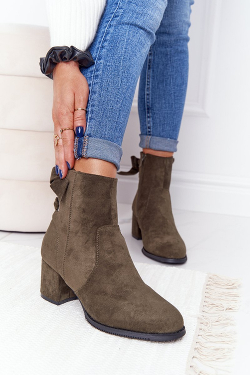 Izolované topánky žien na zelenej kayle Post