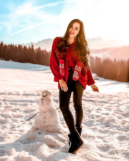 Dámske snehové topánky izolované čiernou kožušinou