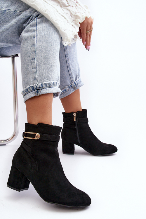 Ženské topánky na nízkom stĺpiku čiernej verice