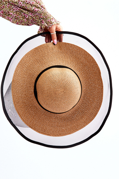 Módny ženský klobúk s béžovou sieťou