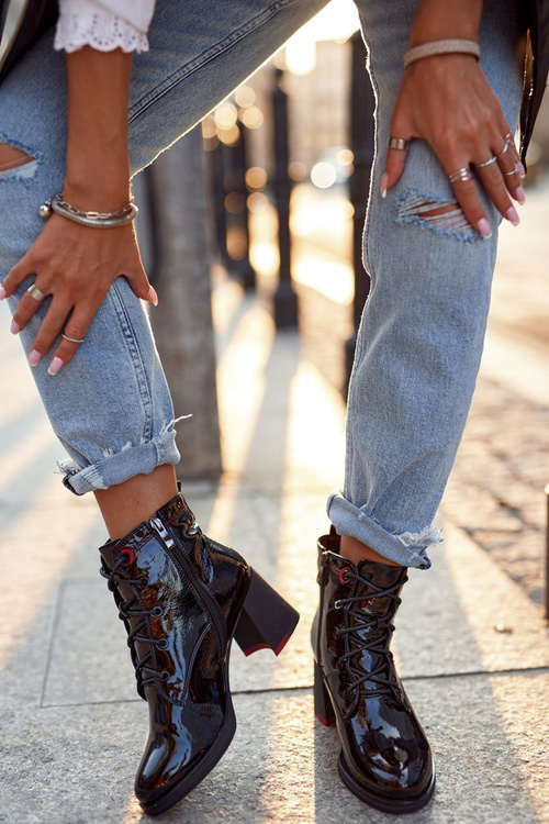 Dámske topánky na čiernom stĺpe čierne to robia lepšie