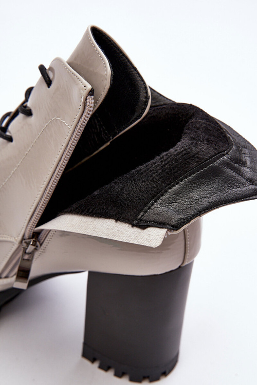 Maľované topánky na stĺpiku izolovanej svetlo šedej S.Barski MR870-54