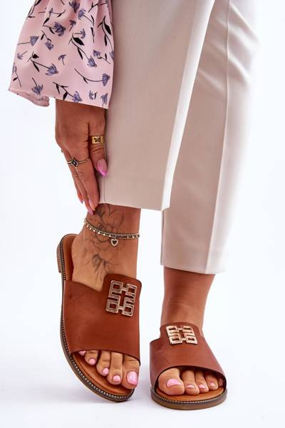 Dámske pohodlné módne flip -flops s dekoráciou Camel Ayanna