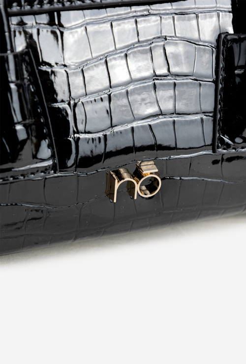 Malá kabelka krabička s reliéfnym vzorom NOBO BAG5800-M20 Čierna