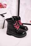 Detské topánky izolované prefilujúcou čiernou ružovkou