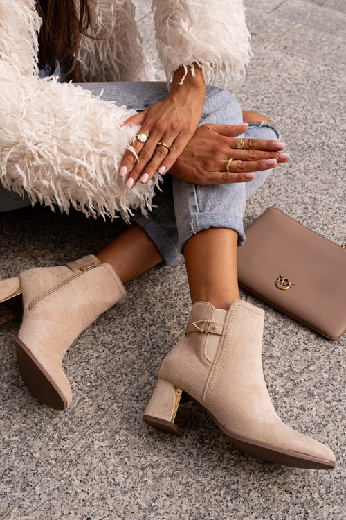 Dámské kotníkové boty na podpatku se zapínáním na zip z ekologického semiše v jasně béžové barvě Bonucci