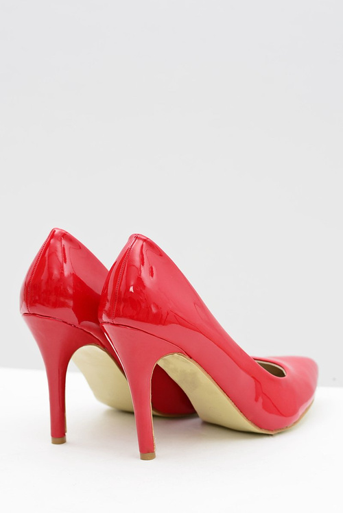 Vysoké podpätky žien sa v Esmeral červenej farme