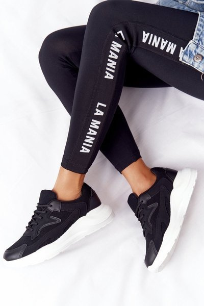 Dámske tenisky na veľkom jedinom čiernom klamstve