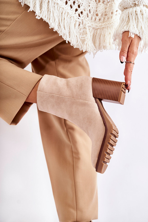 Dámske semišové topánky na mieste s béžovou zipsom