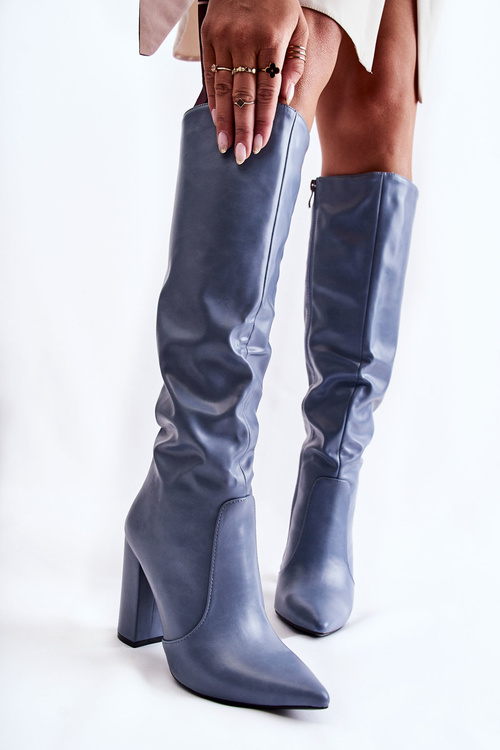 Klasické topánky na modrej poste mayra