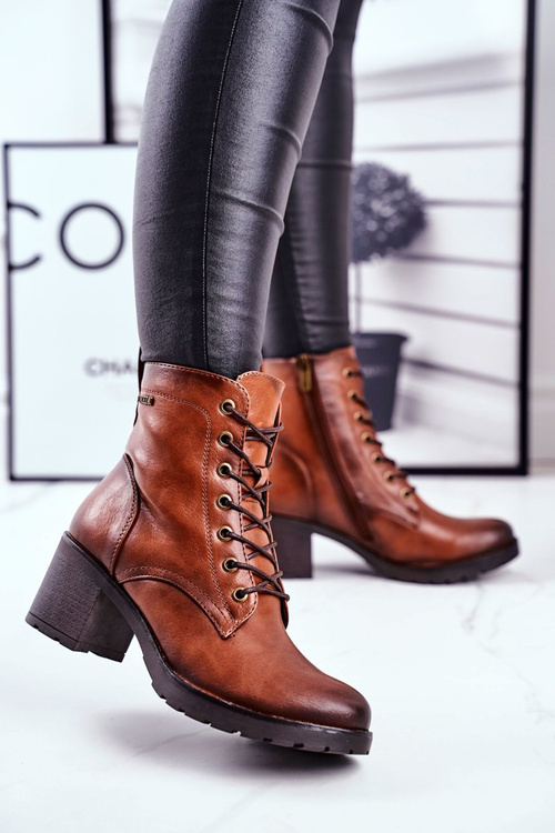 Ženské topánky na poštovom izolovanom hnedom vlákne