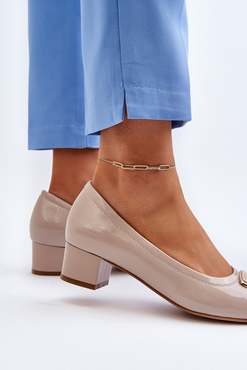 Lakýrované lodičky na podpatku s ozdobou béžové Enollia