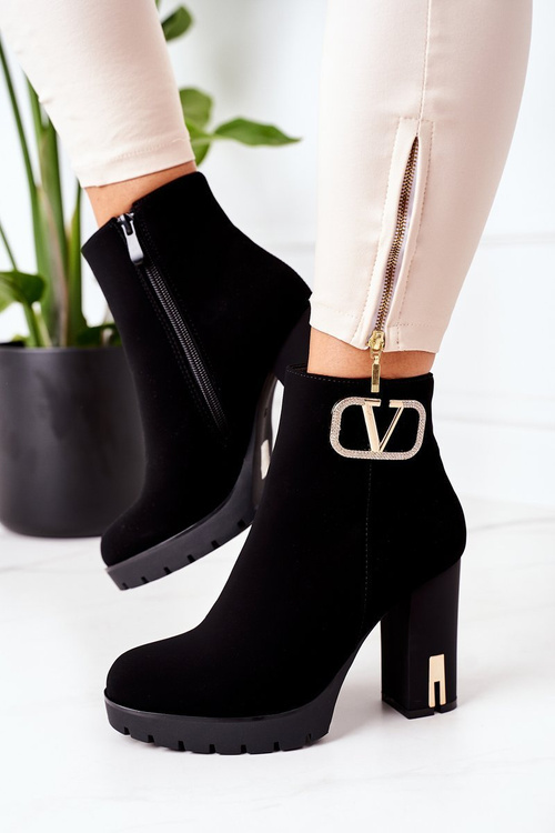 Izolované topánky na stĺpiku čierne nádherné