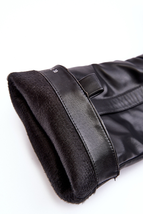 Izolované ženské topánky pred kolenom na Čiernom poste Genzani