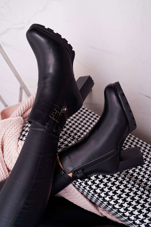 Dámske topánky na stĺpom izolovanom čiernom teleni