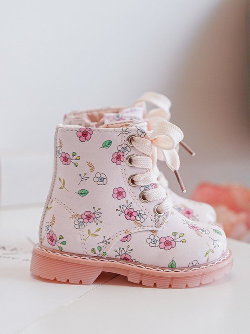 Izolované detské topánky pre ružový posúvač dolida