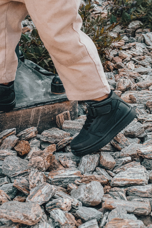 Vysokoizolované čierne športové topánky