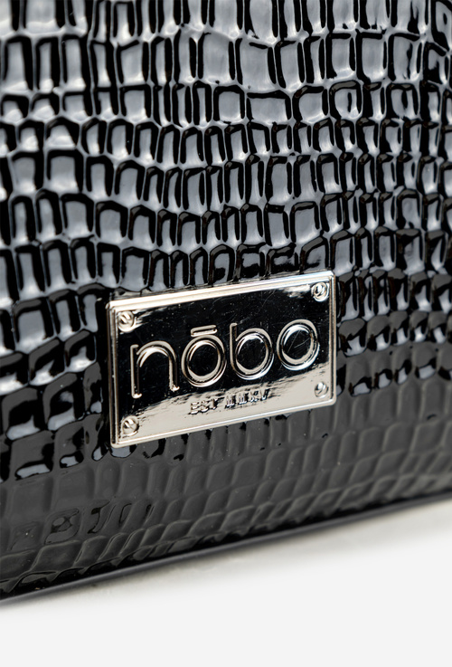 Lakovaná kabelka s vyraženým vzorem NOBO BAG6150-M20 Černá