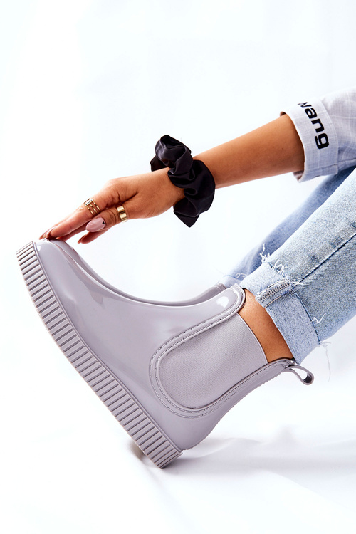 Lesklé jamky na vodopádovej šedej plošine