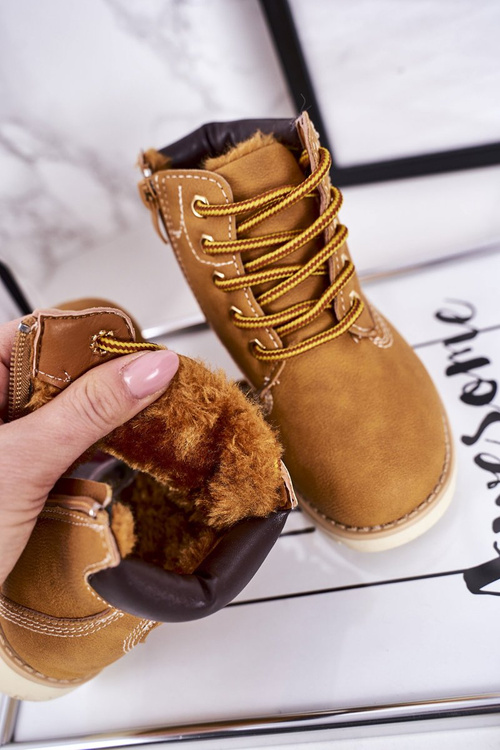 Izolované topánky pre deti v karamelovom woody