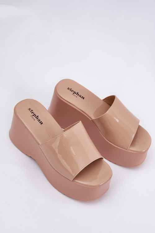 Lakovane Dámske Sandále Na Platforme A Klíne Béžové Nellevia