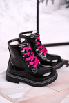Detské topánky izolované s kožušinou lakovanou čiernou ružovkou