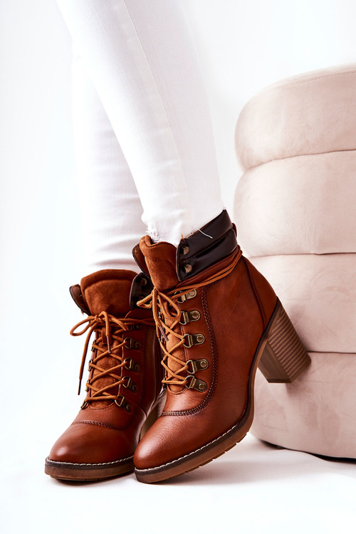 Topánky na stĺpikovi izolovanom ťavom charis