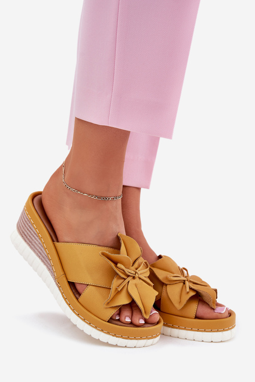 Kožené dámské sandály na klínovém podpatku s ozdobným květem Artiker 52C0504 žluté