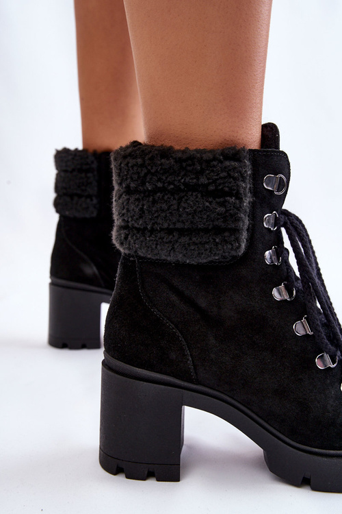 Dámske semišové topánky na čiernom lemari avely post