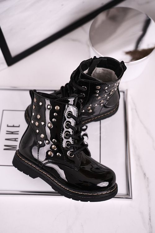 Izolované topánky pre deti s ryhnami lakovanou čiernou slávom