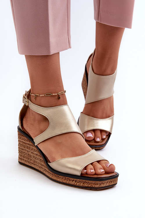 Dámske kožené sandále na klinu Maciejka 06657-25 Zlaté