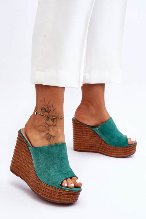 Ľahké žabky na masívnej platforme zelenej atmosféry