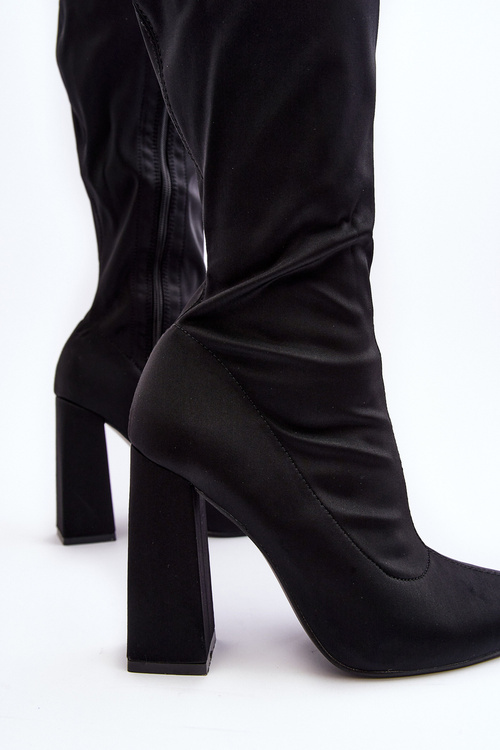 Dámske topánky pred kolenom na stĺpiku Čierna fatuma