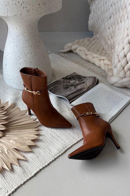 Dámské kotníkové boty na jehlovém podpatku s páskem a zlatým prvkem zateplené Camel Bellisse