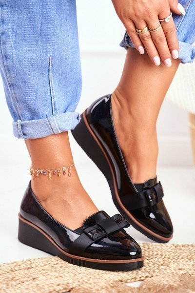 Maľované topánky pre vinceza kliny 22-10446 čierna