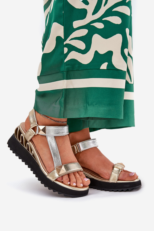 Dámské kožené sandály na klínu D&A CR51-135 zlaté-stříbrné