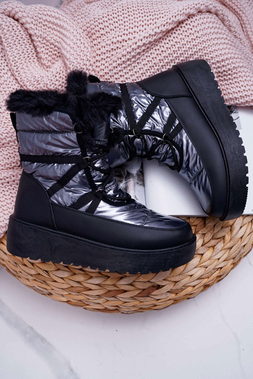 Dámske snehové topánky izolované striebornou kalmou kožušinou