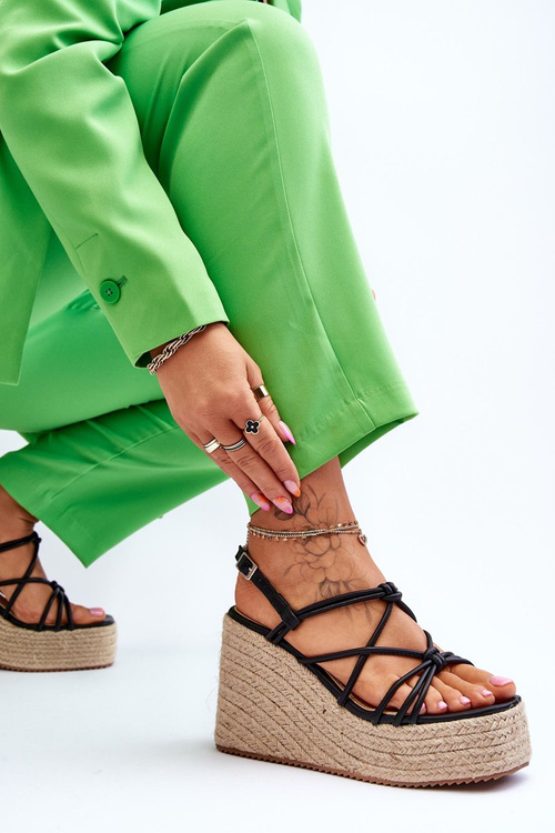 Módne klinové sandále s čiernym Nessia Braid