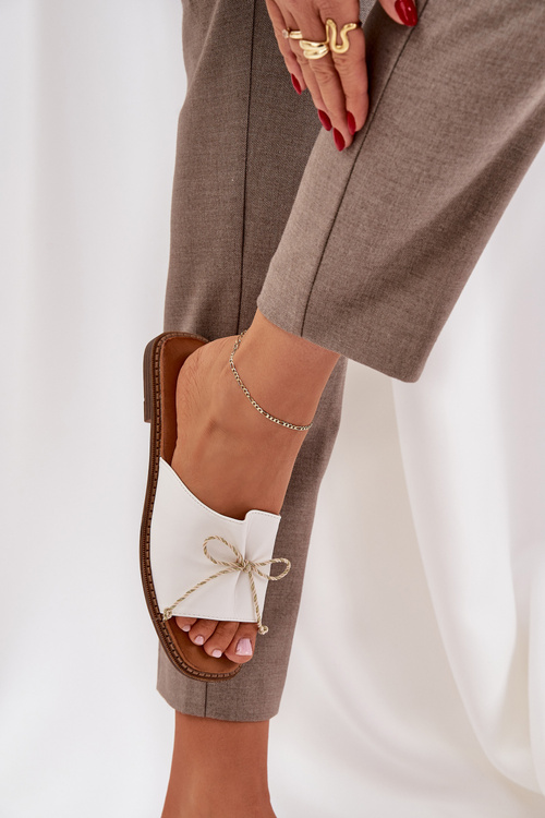 Pantofle Na Plochém Podpatku S Ozdobnou Mašlí Bílé Deonelis