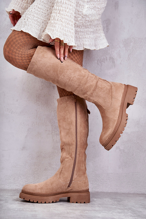 Ženské izolované koleno topánky béžová helma