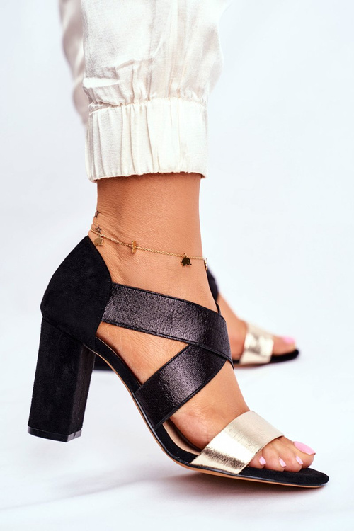 Elegantné sklzové sandále na čiernom a zlatom stĺpovom varine