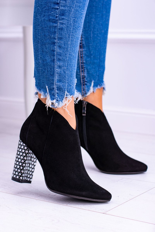 Čierne elegantné semišové topánky na príspevku Laura Messi 1849